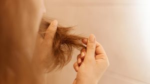 10 Cara Efektif Mengatasi Rambut Kering dan Mengembang